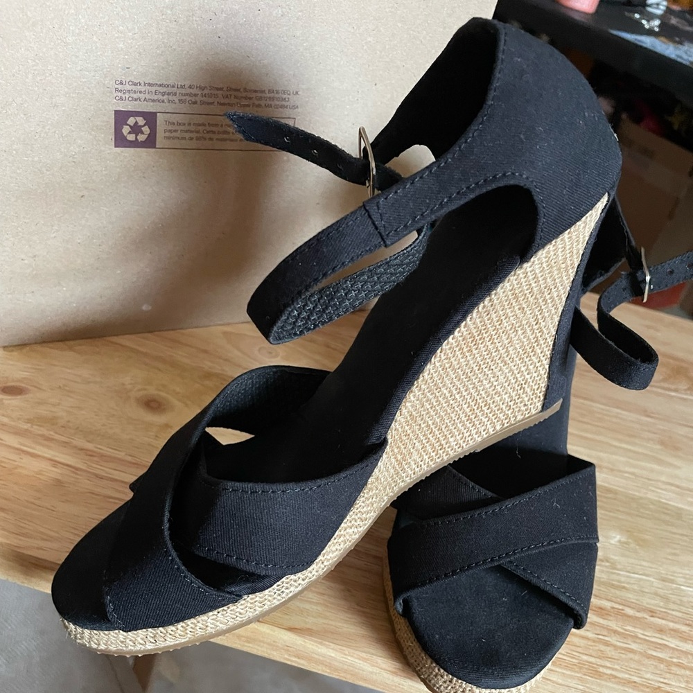NWOT Nicaraguan Wedge Black Sandals- Made in Nicaragua - Size 8